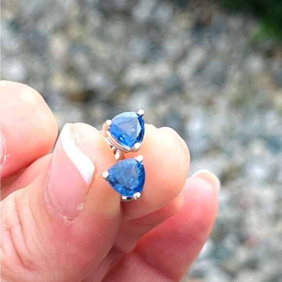 BLUE SAPPHIRE EARRINGS—UNTREATED-NO HEAT—2.50 TCW—TRILLION CUT—14KT GOLD-HIGH - Picture 14 of 15